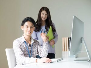 札幌WEBプログラミングスクールの作成した札幌市在住の社会人が受講可能な通学制・オンラインプログラミング教室の一覧表のご紹介!